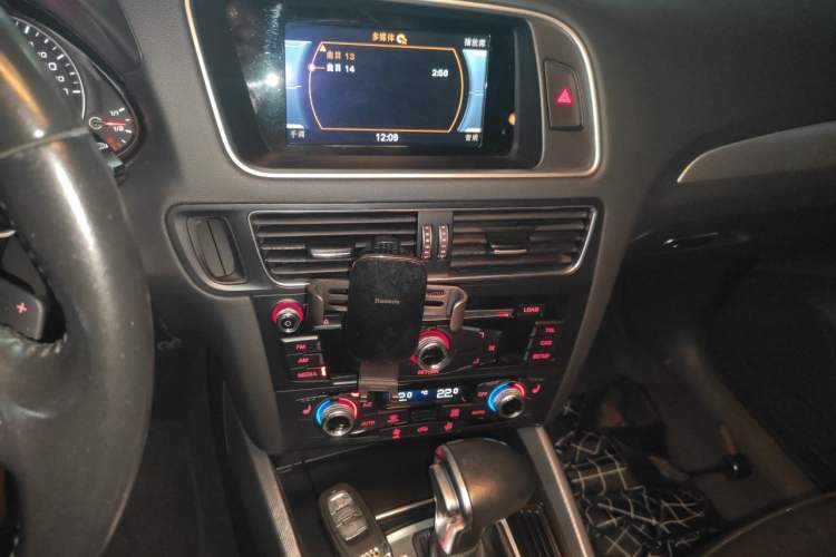 Used Audi Q5 2017 40 TFSI Technology Edition Audio And AC Panel