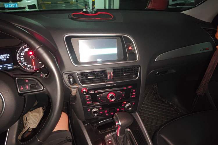 Used Audi Q5 2017 40 TFSI Technology Edition Audio And AC Panel