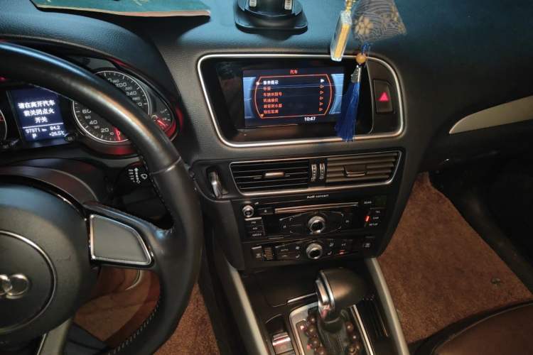 Used Audi Q5 2017 40 TFSI Ambition Edition Audio And AC Panel