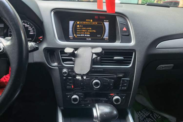 Used Audi Q5 2017 40 TFSI Technology Edition Audio And AC Panel