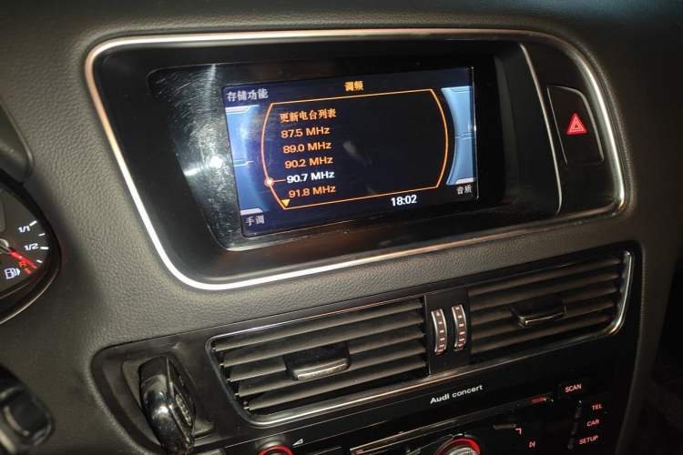 Used Audi Q5 2017 Plus 40 TFSI Ambition Model Audio And AC Panel
