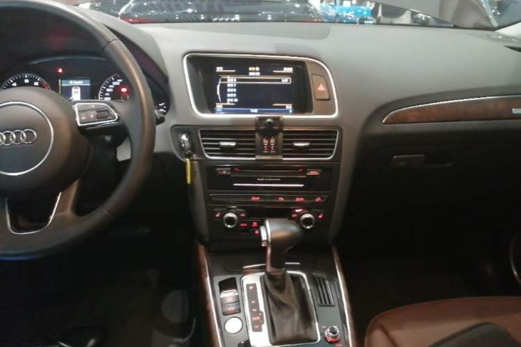 Used Audi Q5 2017 40 TFSI Comfort Model Audio And AC Panel