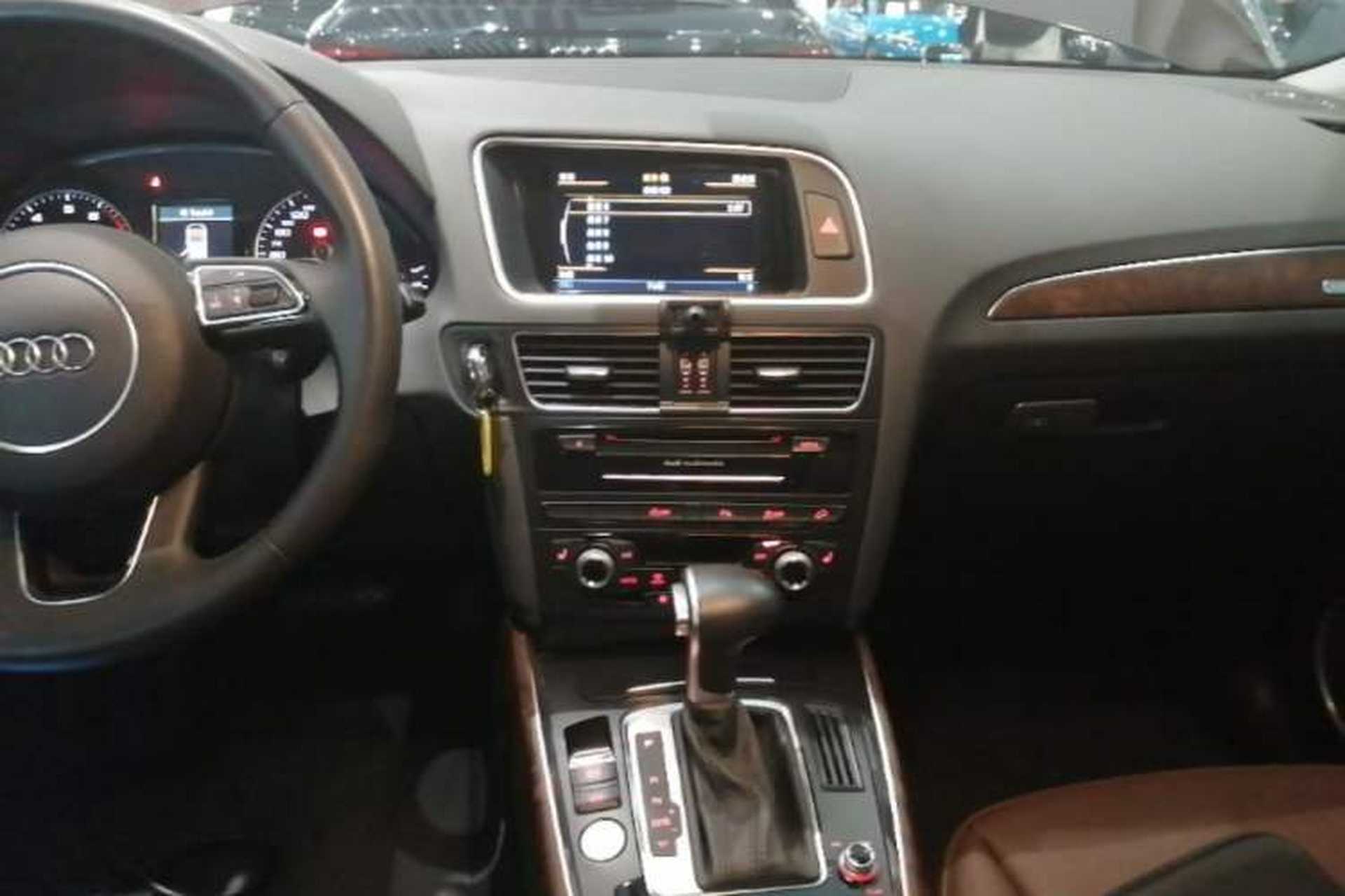 Used Audi Q5 2017 40 TFSI Comfort Model Audio And AC Panel