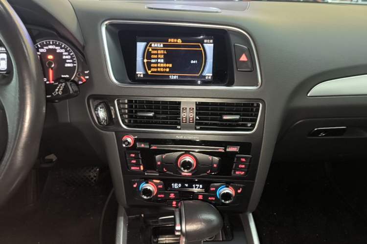 Used Audi Q5 2017 40 TFSI Technology Edition Audio And AC Panel