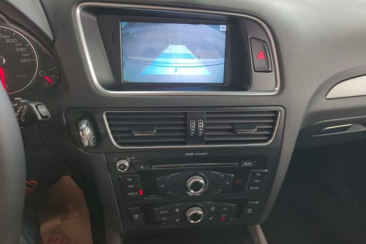 Used Audi Q5 2017 40 TFSI Ambition Edition Audio And AC Panel