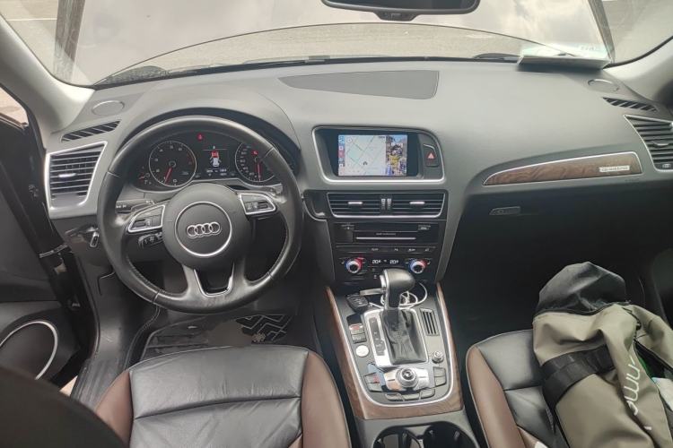 Used Audi Q5 2017 40 TFSI Comfort Model Center Console