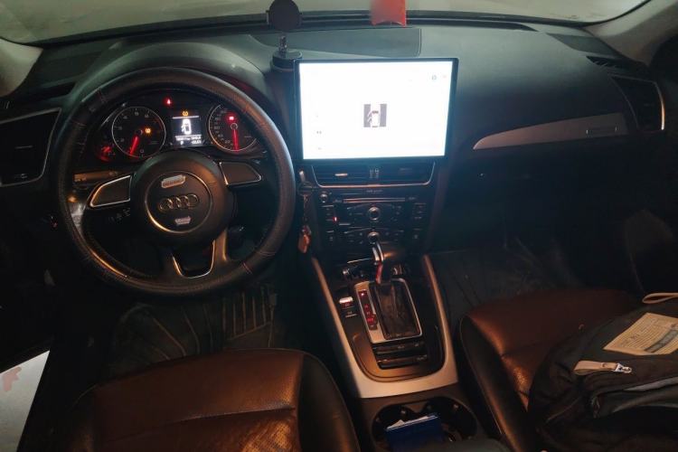 Used Audi Q5 2017 40 TFSI Ambition Edition Center Console