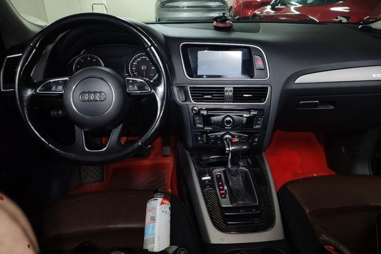 Used Audi Q5 2017 40 TFSI Ambition Edition Center Console