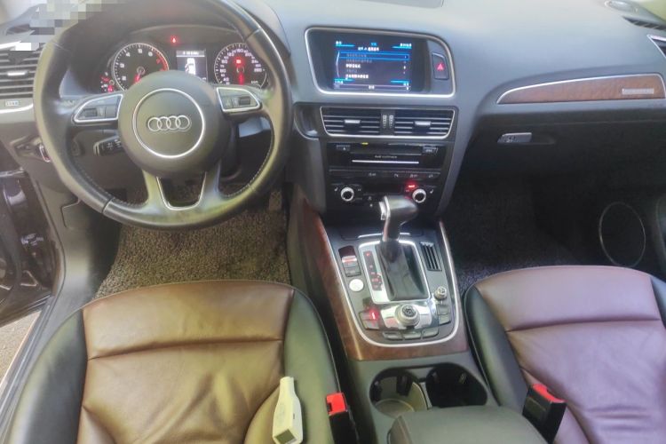 Used Audi Q5 2017 40 TFSI Comfort Model Center Console