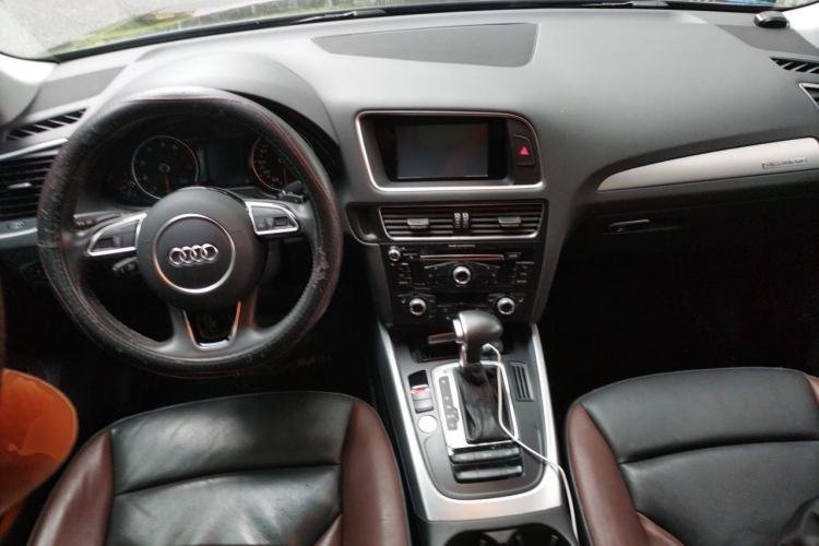 Used Audi Q5 2017 40 TFSI Technology Edition Center Console