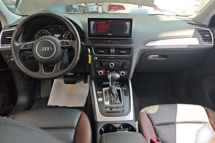 Used Audi Q5 2017 Plus 40 TFSI Technology Model Center Console
