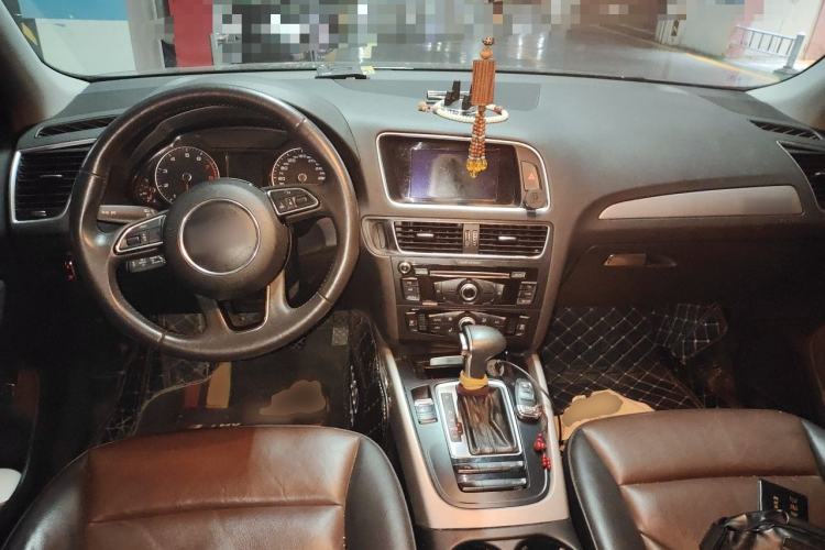 Used Audi Q5 2017 40 TFSI Ambition Edition Center Console
