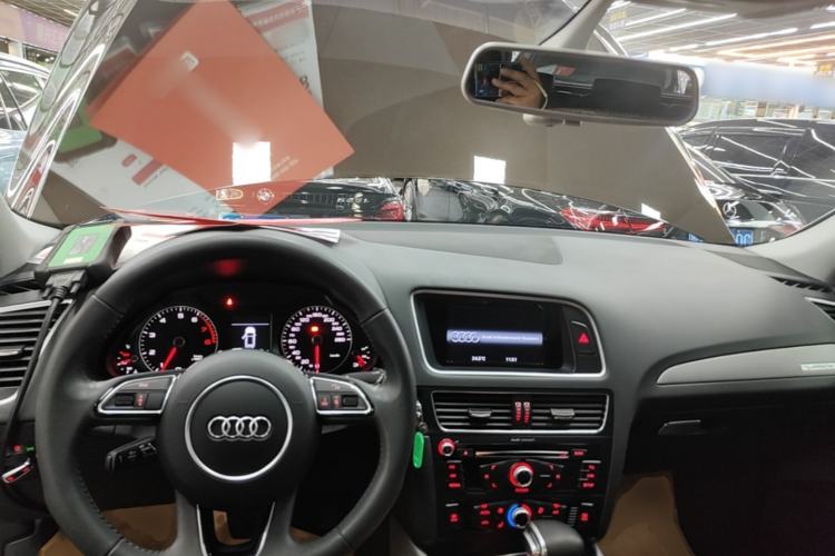 Used Audi Q5 2017 Plus 40 TFSI Ambition Model Center Console