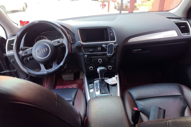 Used Audi Q5 2017 Plus 40 TFSI Technology Model Center Console