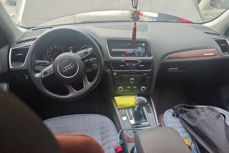 Used Audi Q5 2017 Plus 40 TFSI Technology Model Center Console