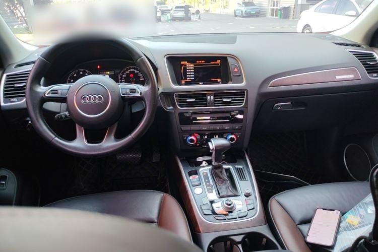 Used Audi Q5 2017 Plus 40 TFSI Comfort Model Center Console