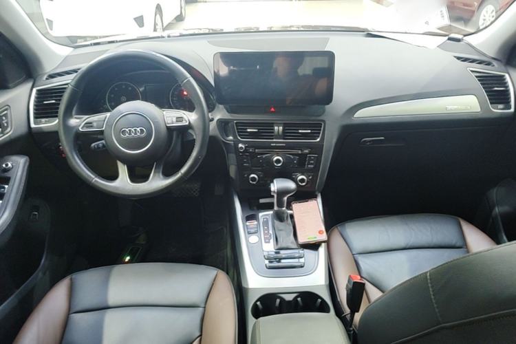 Used Audi Q5 2017 Plus 40 TFSI Technology Model Center Console
