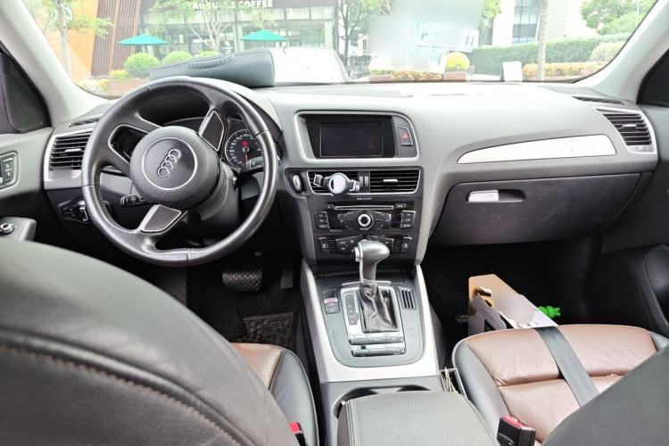 Used Audi Q5 2017 Plus 40 TFSI Ambition Model Center Console