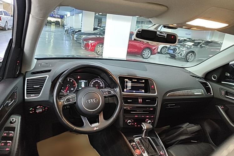 Used Audi Q5 2017 40 TFSI Comfort Model Center Console