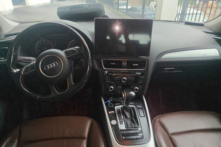 Used Audi Q5 2017 40 TFSI Technology Edition Center Console