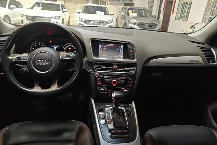 Used Audi Q5 2017 40 TFSI Technology Edition Center Console