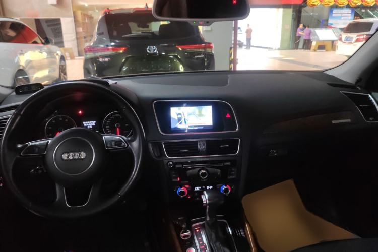 Used Audi Q5 2017 Plus 40 TFSI Technology Model Center Console