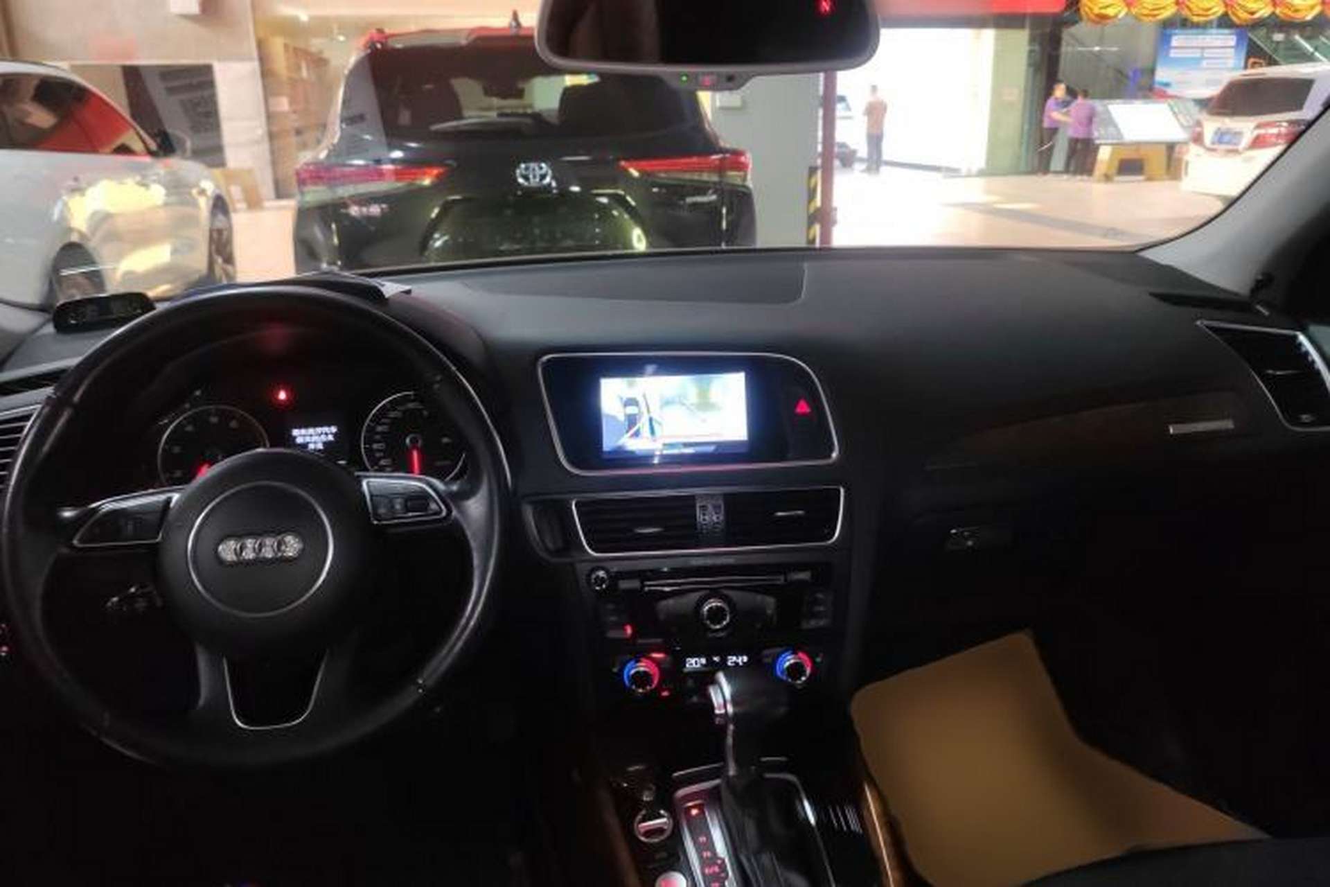 Used Audi Q5 2017 Plus 40 TFSI Technology Model Center Console