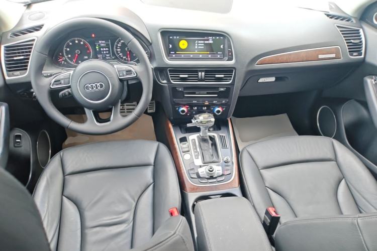 Used Audi Q5 2017 40 TFSI Comfort Model Center Console