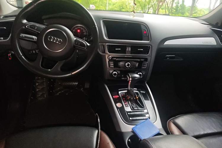 Used Audi Q5 2017 Plus 40 TFSI Technology Model Center Console