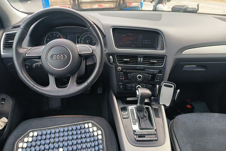 Used Audi Q5 2017 Plus 40 TFSI Ambition Model Center Console