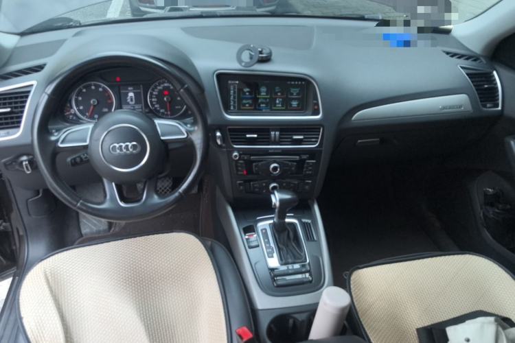 Used Audi Q5 2017 Plus 40 TFSI Ambition Model Center Console