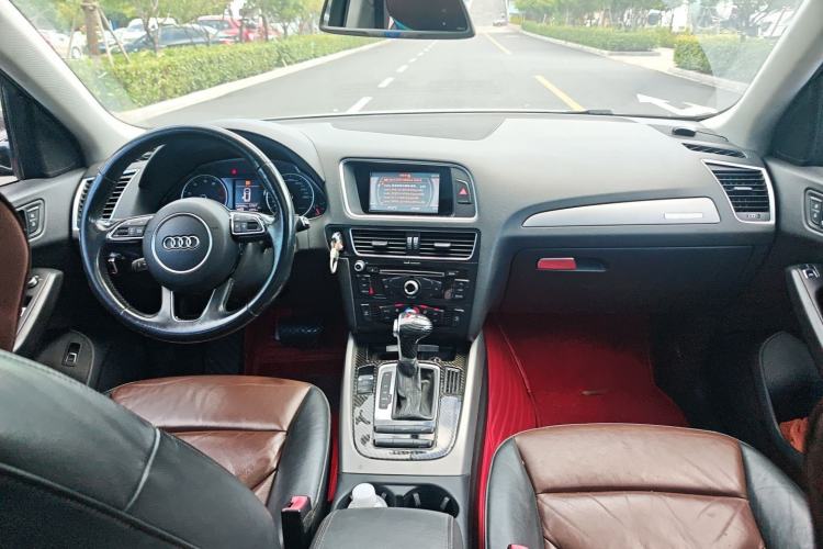 Used Audi Q5 2017 40 TFSI Ambition Edition Center Console