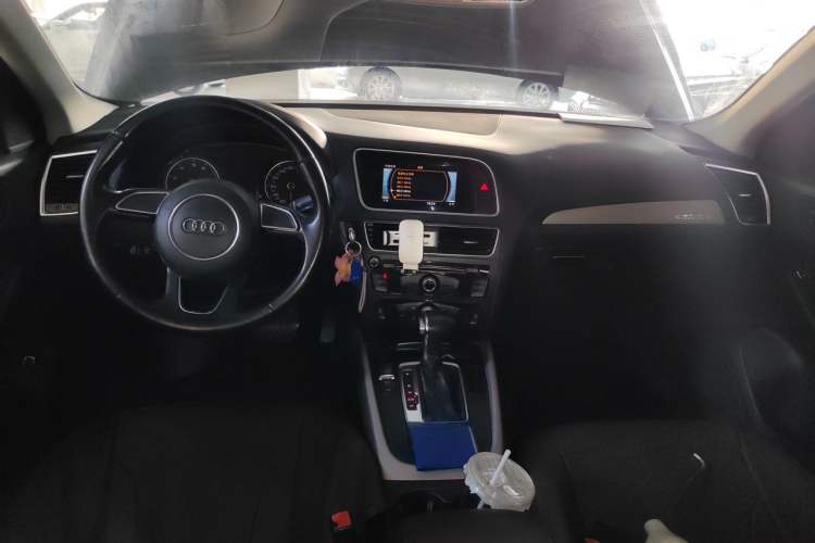 Used Audi Q5 2017 40 TFSI Ambition Edition Center Console