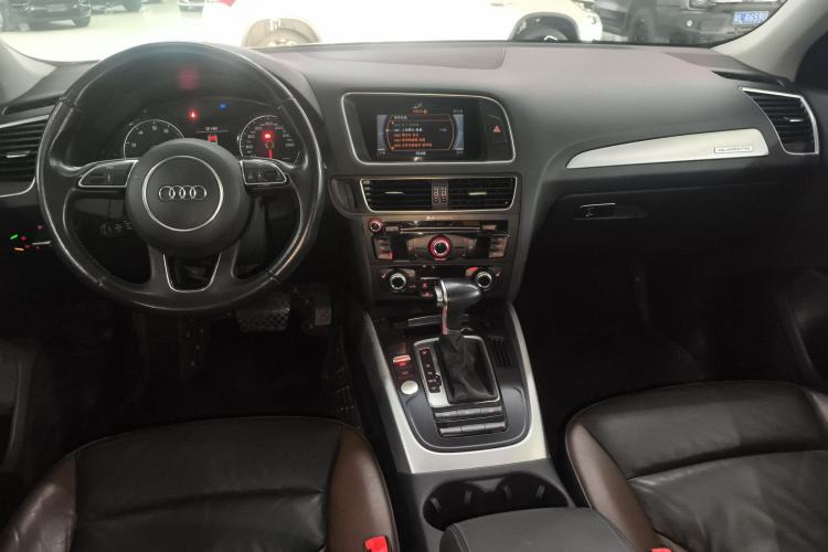 Used Audi Q5 2017 Plus 40 TFSI Technology Model Center Console