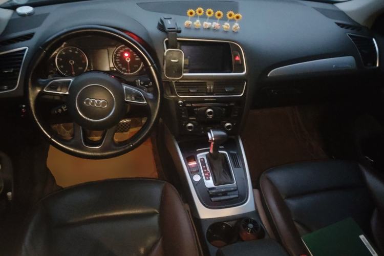 Used Audi Q5 2017 40 TFSI Technology Edition Center Console
