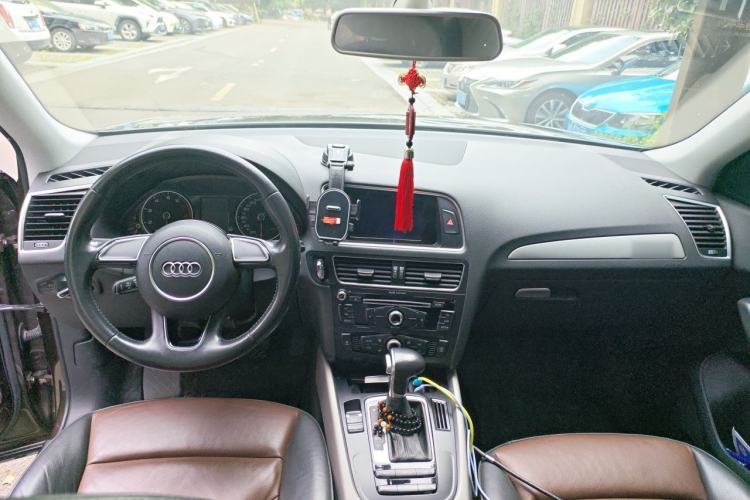 Used Audi Q5 2017 40 TFSI Ambition Edition Center Console
