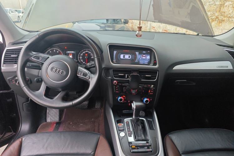 Used Audi Q5 2017 Plus 40 TFSI Technology Model Center Console