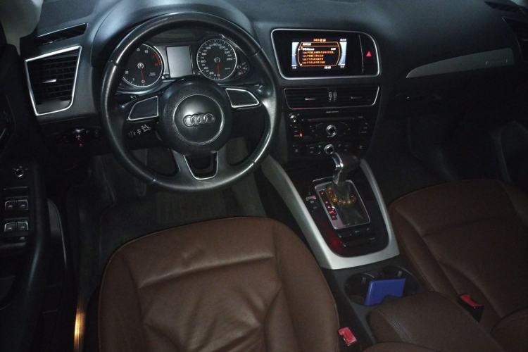 Used Audi Q5 2017 40 TFSI Ambition Edition Center Console