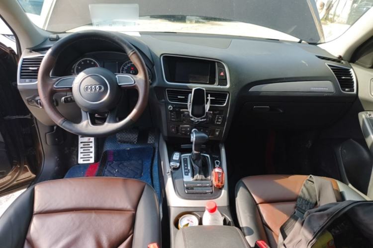 Used Audi Q5 2017 40 TFSI Ambition Edition Center Console