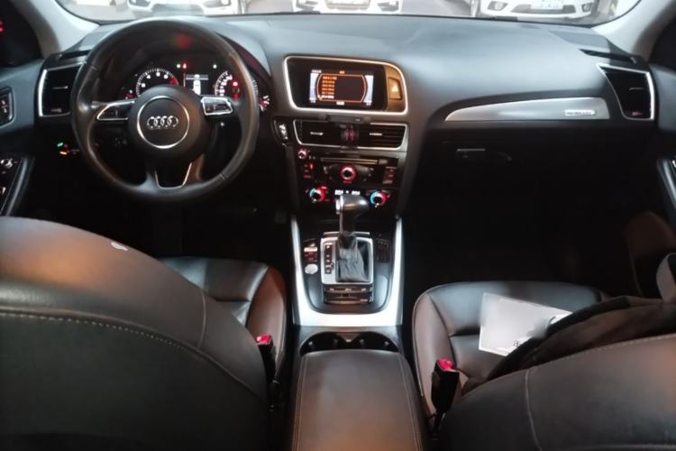 Used Audi Q5 2017 Plus 40 TFSI Technology Model Center Console