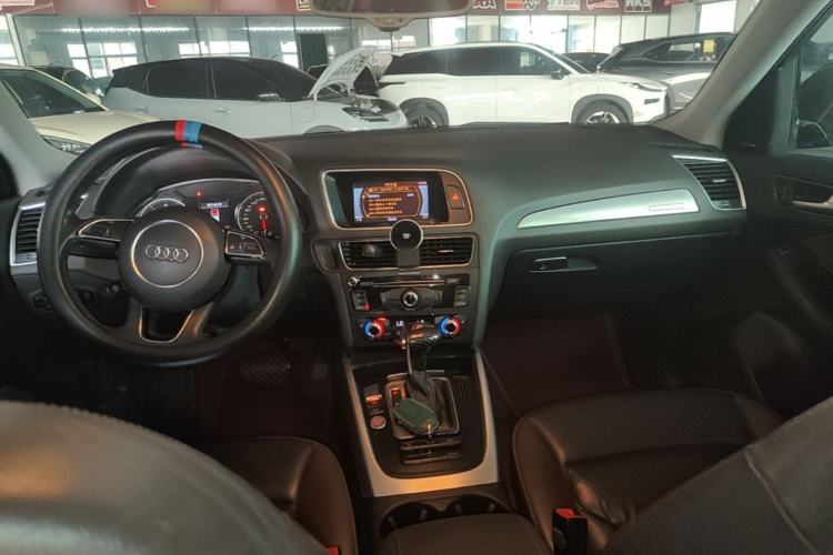 Used Audi Q5 2017 Plus 40 TFSI Technology Model Center Console
