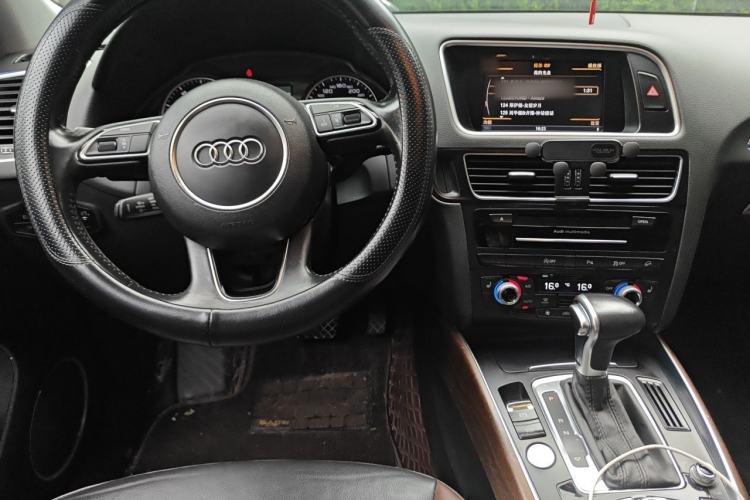 Used Audi Q5 2017 40 TFSI Comfort Model Center Console