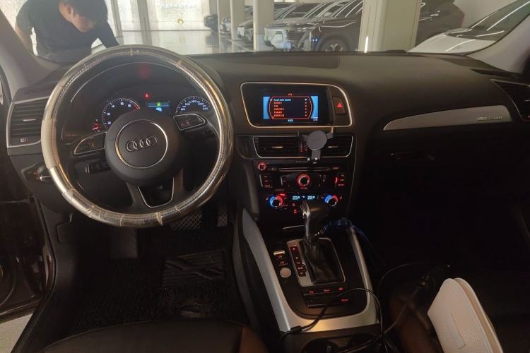 Used Audi Q5 2017 Plus 40 TFSI Technology Model Center Console