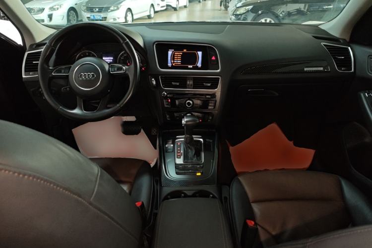 Used Audi Q5 2017 Plus 40 TFSI Ambition Model Center Console