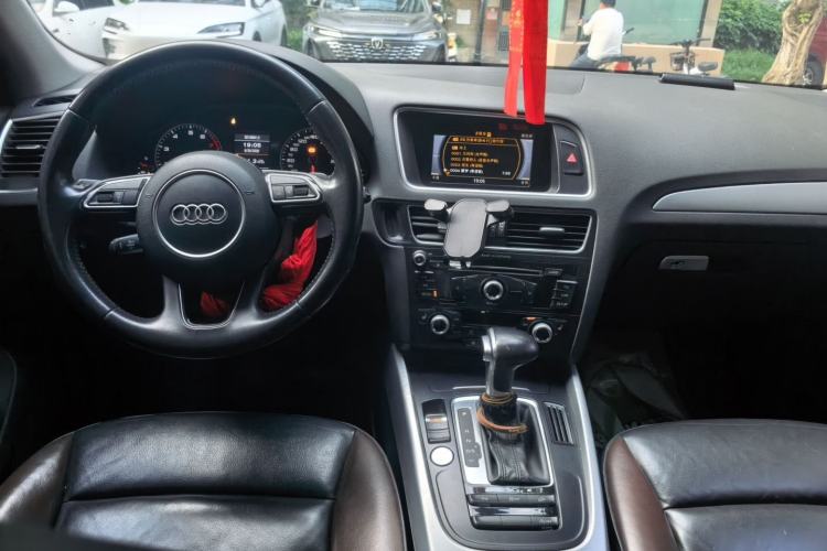 Used Audi Q5 2017 40 TFSI Technology Edition Center Console