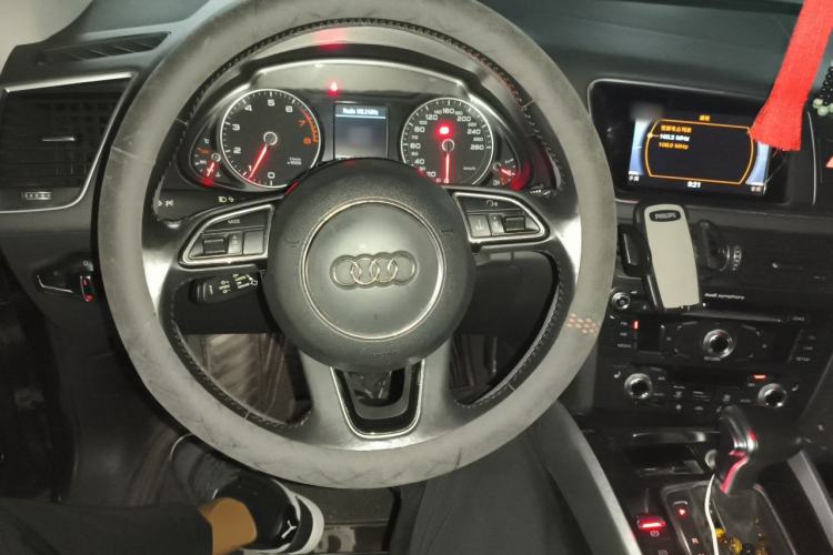 Used Audi Q5 2017 Plus 40 TFSI Technology Model Center Console