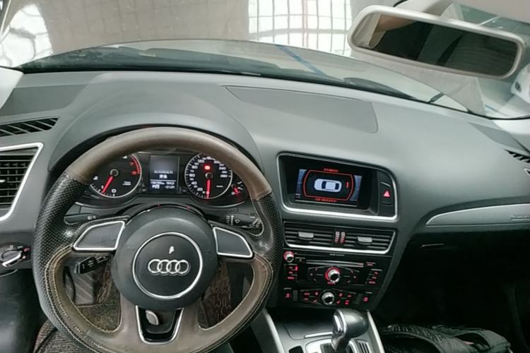 Used Audi Q5 2017 Plus 40 TFSI Ambition Model Center Console
