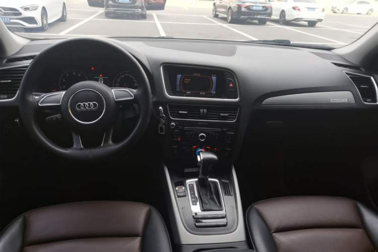 Used Audi Q5 2017 Plus 40 TFSI Ambition Model Center Console