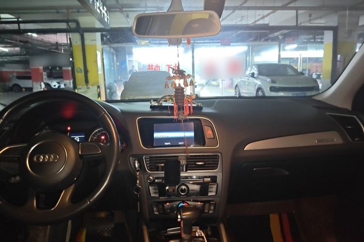 Used Audi Q5 2017 Plus 40 TFSI Ambition Model Center Console