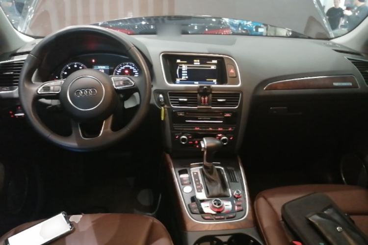 Used Audi Q5 2017 40 TFSI Comfort Model Center Console
